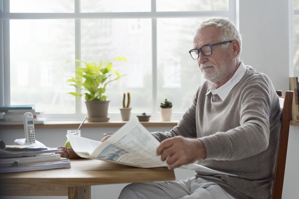 old-guy-reading-with-glasses